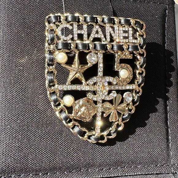 CHANEL 2023V GOLDEN CC LOGO BLACK LEATHER CHAIN SHIELD BROOCH PIN CHARM - Picture 7 of 16